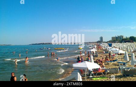 Sunny Beach, Bulgarien - 22. Juni 2012: Sunny Beach in Bulgarien zeigt seine lebhafte Seite, mit zahlreichen Badegästen, die das klare Wasser und den goldenen Sand genießen. Dieses beliebte Urlaubsziel steht für Sommer-, Sonnen- und Erholungsurlaub an der Schwarzmeerküste *** der Sonnenstrand in Bulgarien zeigt sich von seiner lebhaften Seite, mit zahlreichen Badegästen, die klare Wasser und den goldenen Sand genießen. Dieses beliebte Urlaubsziel steht für Sommer, Sonne und erholsame Ferien an der Schwarzmeerküste Stockfoto