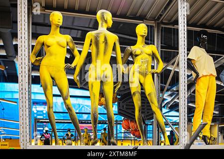 Moderne Schaufensterpuppen für Frauen und Männer in einem Sportgeschäft. Mode und Style Stockfoto