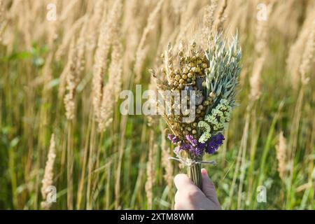 Marientag Himmelfahrt. Hand Hält Wildblumenstrauß Stockfoto