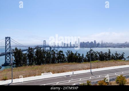 Downtown San Francisco und die Bay Bridge von Yerba Buena Island. Stockfoto