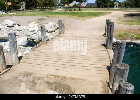 Holzbrücke zum Wandern im Park Stockfoto