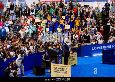 Largo, Usa. August 2024. Präsident Joe Biden gibt der Menge Gesten zu, bevor er die Bühne im Novak Field House des Prince George Community College am Donnerstag, den 15. August 2024 in Largo, Maryland, verlässt. (Foto: Wesley Lapointe/SIPA USA) Credit: SIPA USA/Alamy Live News Stockfoto