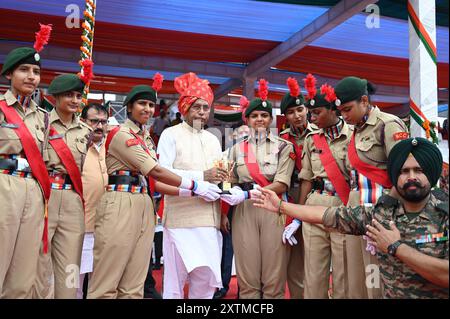 GURUGRAM, INDIEN - 15. AUGUST: PWD und Minister für öffentliche Gesundheit und Technik Dr. Banwari Lal überreichen die Trophäe an NCC-Kadaten, um an der Parade während der Feierlichkeiten zum 78. Unabhängigkeitstag im Tau Devi Lal Stadium in Sector-38 nahe Rajiv chowk am 15. August 2024 in Gurugram, Indien teilzunehmen. Das Thema des diesjährigen Unabhängigkeitstages ist „ViksitBharat@2047“. Am 15. August wurde Indien für frei von den Klauen der Briten erklärt, die das Land mehr als 200 Jahre lang regierten. Dies ist einer der nationalen Tage, an denen die Indianer sich an die Freiheitskämpfer erinnern, die ihr Leben geopfert und gewidmet haben Stockfoto