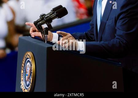 Largo, Usa. August 2024. Präsident Joe Biden spricht über die Senkung der Kosten für verschreibungspflichtige Medikamente und andere Notwendigkeiten vor der Menge im Novak Field House des Prince George Community College am Donnerstag, den 15. August 2024 in Largo, Maryland. (Foto: Wesley Lapointe/SIPA USA) Credit: SIPA USA/Alamy Live News Stockfoto