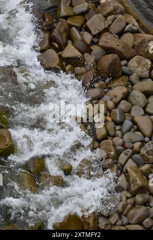 Ozean Wellen gegen Felsen Stockfoto