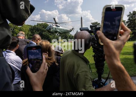 Medienmitglieder als Marine One mit US-Präsident Joe Biden kehrt am Donnerstag, dem 15. August, in den Südgarten des Weißen Hauses in Washington, DC, USA, zurück. 2024. Biden kehrte zum Wahlkampfpfad zurück und steuerte eine seltsame, bittersüße Dynamik: wie man vom amtierenden Präsidentschaftskandidaten zum Hype-Mann für Vizepräsidentin Kamala Harris übergeht. Fotografin: Anna Rose Layden/Pool/SIPA USA Credit: SIPA USA/Alamy Live News Stockfoto