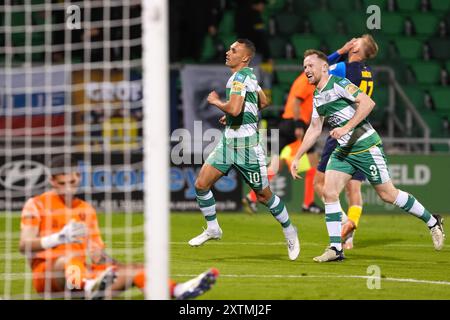 Graham Burke (Mitte) der Shamrock Rovers feiert das dritte Tor ihrer Mannschaft in der dritten Qualifikationsrunde der Europa League, das zweite Leg im Tallaght Stadium, Dublin. Bilddatum: Donnerstag, 15. August 2024. Stockfoto