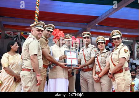 GURUGRAM, INDIEN - 15. AUGUST: PWD und Minister für öffentliche Gesundheit und Technik, Dr. Banwari Lal, überreicht den Anerkennungsbrief an die Polizei für die gute Arbeit während der Feierlichkeiten zum 78. Unabhängigkeitstag im Tau Devi Lal Stadium in Sector-38 nahe Rajiv chowk, am 15. August 2024 in Gurugram, Indien. Das Thema des diesjährigen Unabhängigkeitstages ist „ViksitBharat@2047“. Am 15. August wurde Indien für frei von den Klauen der Briten erklärt, die das Land mehr als 200 Jahre lang regierten. Dies ist einer der nationalen Tage, an denen die Indianer sich an die Freiheitskämpfer erinnern, die ihre geopfert und geweiht haben Stockfoto