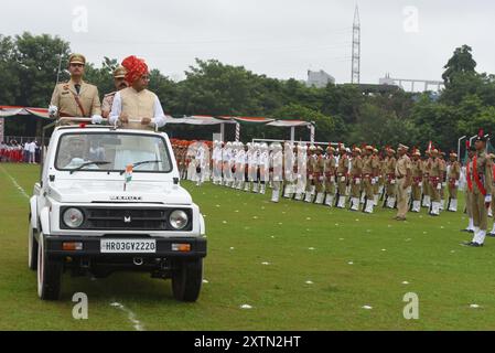 GURUGRAM, INDIEN - 15. AUGUST: PWD und Minister für öffentliche Gesundheit und Technik Dr. Banwari Lal inspizieren die Parade während der Feierlichkeiten zum 78. Unabhängigkeitstag im Tau Devilal Stadium in Sector-38 nahe Rajiv chowk, am 15. August 2024 in Gurugram, Indien. Das Thema des diesjährigen Unabhängigkeitstages ist „ViksitBharat@2047“. Am 15. August wurde Indien für frei von den Klauen der Briten erklärt, die das Land mehr als 200 Jahre lang regierten. Dies ist einer der nationalen Tage, an denen sich die Indianer an die Freiheitskämpfer erinnern, die ihr Leben der Freiheit des Landes geopfert und gewidmet haben. (Pho Stockfoto