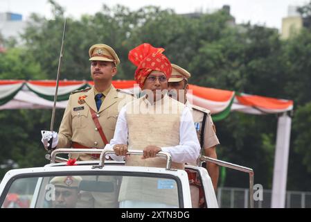 GURUGRAM, INDIEN - 15. AUGUST: PWD und Minister für öffentliche Gesundheit und Technik Dr. Banwari Lal inspizieren die Parade während der Feierlichkeiten zum 78. Unabhängigkeitstag im Tau Devilal Stadium in Sector-38 nahe Rajiv chowk, am 15. August 2024 in Gurugram, Indien. Das Thema des diesjährigen Unabhängigkeitstages ist „ViksitBharat@2047“. Am 15. August wurde Indien für frei von den Klauen der Briten erklärt, die das Land mehr als 200 Jahre lang regierten. Dies ist einer der nationalen Tage, an denen sich die Indianer an die Freiheitskämpfer erinnern, die ihr Leben der Freiheit des Landes geopfert und gewidmet haben. (Pho Stockfoto