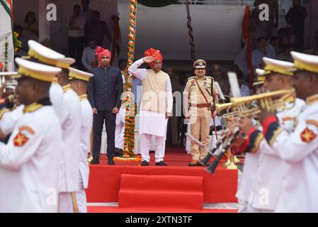 GURUGRAM, INDIEN - 15. AUGUST: PWD und Minister für öffentliche Gesundheit und Technik, Dr. Banwari Lal, grüßt die Parade während der Feierlichkeiten zum 78. Unabhängigkeitstag im Tau Devi Lal Stadium in Sector-38 nahe Rajiv chowk, am 15. August 2024 in Gurugram, Indien. Das Thema des diesjährigen Unabhängigkeitstages ist „ViksitBharat@2047“. Am 15. August wurde Indien für frei von den Klauen der Briten erklärt, die das Land mehr als 200 Jahre lang regierten. Dies ist einer der nationalen Tage, an denen die Indianer sich an die Freiheitskämpfer erinnern, die ihr Leben der Freiheit der Kuu geopfert und gewidmet haben Stockfoto