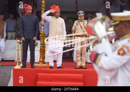 GURUGRAM, INDIEN - 15. AUGUST: PWD und Minister für öffentliche Gesundheit und Technik, Dr. Banwari Lal, grüßt die Parade während der Feierlichkeiten zum 78. Unabhängigkeitstag im Tau Devi Lal Stadium in Sector-38 nahe Rajiv chowk, am 15. August 2024 in Gurugram, Indien. Das Thema des diesjährigen Unabhängigkeitstages ist „ViksitBharat@2047“. Am 15. August wurde Indien für frei von den Klauen der Briten erklärt, die das Land mehr als 200 Jahre lang regierten. Dies ist einer der nationalen Tage, an denen die Indianer sich an die Freiheitskämpfer erinnern, die ihr Leben der Freiheit der Kuu geopfert und gewidmet haben Stockfoto