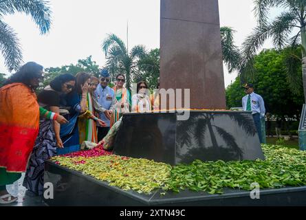 NOIDA, INDIEN – 15. AUGUST: Ehemalige Armeeoffiziere und andere üben den 78. Unabhängigkeitstag, indem sie 42 Märtyrern in Shaheed Smarak, Sektor 29, am 15. August 2024 in Noida, Indien, eine Blumenfeier zollen. Das Thema des diesjährigen Unabhängigkeitstages ist „ViksitBharat@2047“. Am 15. August wurde Indien für frei von den Klauen der Briten erklärt, die das Land mehr als 200 Jahre lang regierten. Dies ist einer der nationalen Tage, an denen sich die Indianer an die Freiheitskämpfer erinnern, die ihr Leben der Freiheit des Landes geopfert und gewidmet haben. (Foto: Sunil Ghosh/Hindustan Times/SIPA U Stockfoto