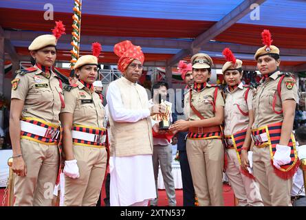 GURUGRAM, INDIEN - 15. AUGUST: PWD und Minister für öffentliche Gesundheit und Technik Dr. Banwari Lal überreichen die Trophäe an NCC-Kadaten, um an der Parade während der Feierlichkeiten zum 78. Unabhängigkeitstag im Tau Devi Lal Stadium in Sector-38 nahe Rajiv chowk am 15. August 2024 in Gurugram, Indien teilzunehmen. Das Thema des diesjährigen Unabhängigkeitstages ist „ViksitBharat@2047“. Am 15. August wurde Indien für frei von den Klauen der Briten erklärt, die das Land mehr als 200 Jahre lang regierten. Dies ist einer der nationalen Tage, an denen die Indianer sich an die Freiheitskämpfer erinnern, die ihr Leben geopfert und gewidmet haben Stockfoto