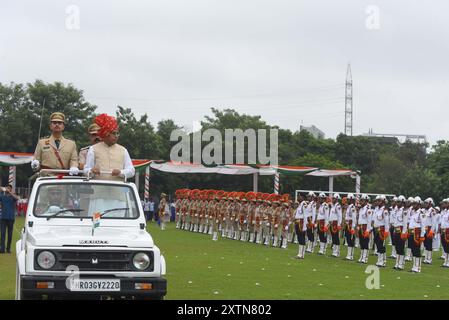 GURUGRAM, INDIEN - 15. AUGUST: PWD und Minister für öffentliche Gesundheit und Technik Dr. Banwari Lal inspizieren die Parade während der Feierlichkeiten zum 78. Unabhängigkeitstag im Tau Devilal Stadium in Sector-38 nahe Rajiv chowk, am 15. August 2024 in Gurugram, Indien. Das Thema des diesjährigen Unabhängigkeitstages ist „ViksitBharat@2047“. Am 15. August wurde Indien für frei von den Klauen der Briten erklärt, die das Land mehr als 200 Jahre lang regierten. Dies ist einer der nationalen Tage, an denen sich die Indianer an die Freiheitskämpfer erinnern, die ihr Leben der Freiheit des Landes geopfert und gewidmet haben. (Pho Stockfoto