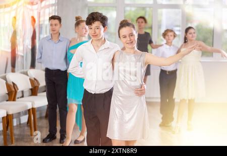 Begeisterte Teenager, die Walzer während des Gruppentanzkurses machen Stockfoto