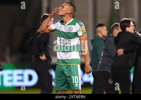 Graham Burke der Shamrock Rovers feiert den Sieg in der dritten Qualifikationsrunde der Europa League, das zweite Leg im Tallaght Stadium, Dublin. Bilddatum: Donnerstag, 15. August 2024. Stockfoto