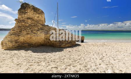 619 großer Sandsteinfelsen in der Mitte des Strandes südlich des lokalen Restaurants am Strand der Westküste von Cayo Saetia Cay. Mayari-Kuba. Stockfoto