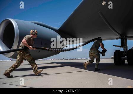 Victorville, Kalifornien, USA. August 2024. Staff-Sgt. Craig Oliver, links, 6. Flugzeugwartungsstaffel, fliegender Crewchef, und Staff-Sgt. Jacob Ebberts, 52. Logistics Readiness Squadron Petroleum, Oils, und Schmierstofftechniker, Hot-Pit, betankt ein KC-135 Stratotanker-Flugzeug, das der 91st Air Betankungsgeschwader am Victorville Airport in Victorville, Kalifornien, während der Übung Bamboo Eagle 24-3, 7. August 2024 zugewiesen wurde. Beim Betanken in der Hot-Grube wird das Flugzeug schnell mit Treibstoff versorgt, während die Motoren laufen, um die Umlaufzeit zu beschleunigen, die für den Start des flugzeughebels erforderlich ist Stockfoto