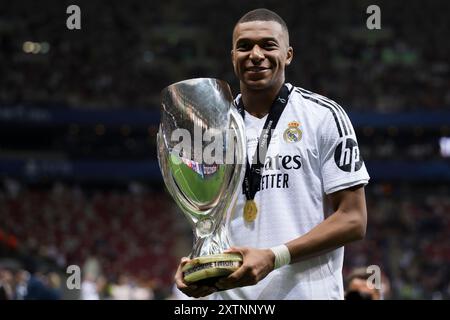 Warschau, Polen. 14. August 2024. Kylian Mbappe von Real Madrid CF posiert mit der Trophäe während der Preisverleihung nach dem UEFA Super Cup 2024 zwischen Real Madrid CF und Atalanta BC. Quelle: Nicolò Campo/Alamy Live News Stockfoto