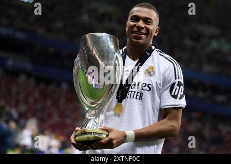 Warschau, Polen. 14. August 2024. Kylian Mbappe von Real Madrid CF posiert mit der Trophäe während der Preisverleihung nach dem UEFA Super Cup 2024 zwischen Real Madrid CF und Atalanta BC. Quelle: Nicolò Campo/Alamy Live News Stockfoto