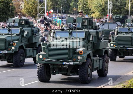 Warschau, Polen. August 2024. Polnische Soldaten präsentieren COUGAR 4x4 Mine Resistant Hinterhalt geschütztes Fahrzeug in der Wislostrada im Zentrum von Warschau, der Hauptstadt Polens, während einer Militärparade am Tag der Polnischen Armee. Die Parade präsentiert über 200 Militäreinheiten der polnischen Armee. Der polnische Präsident Andrzej Duda, Premierminister Donald Tusk und viele andere polnische Politiker beobachteten die Parade. Quelle: SOPA Images Limited/Alamy Live News Stockfoto