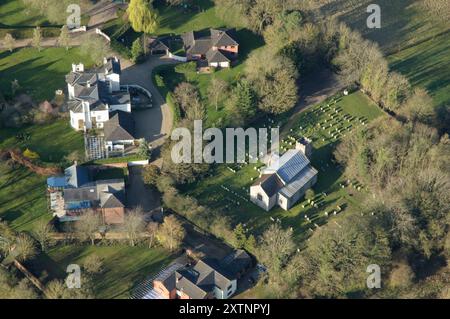 Heißluftballon Blick auf St. Michael und All Angels Church, Great Moulton, South Norfolk, Großbritannien Stockfoto