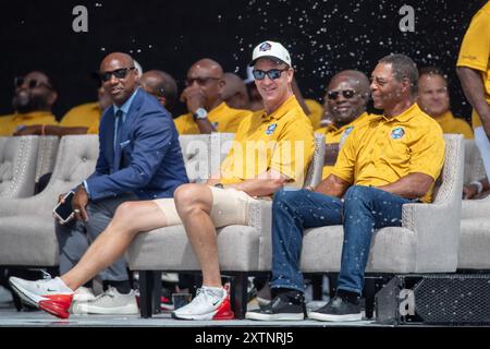 Der ehemalige Indianapolis Colts und der Denver Broncos Quarterback Peyton Manning sitzt neben dem ehemaligen Los Angeles Raiders, der Marcus Allen bei der Pro Football Hall of Fame Verbriefungszeremonie im Tom Benson Stadium in Canton, OH, am 3. August 2024. (Max Siker / Bild von Sport) Stockfoto