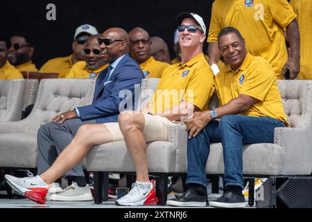 Der ehemalige Indianapolis Colts und der Denver Broncos Quarterback Peyton Manning sitzt neben dem ehemaligen Los Angeles Raiders, der Marcus Allen bei der Pro Football Hall of Fame Verbriefungszeremonie im Tom Benson Stadium in Canton, OH, am 3. August 2024. (Max Siker / Bild von Sport) Stockfoto