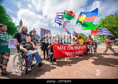 Den Haag, Niederlande. August 2024. Während der Demonstration auf dem Carnegieplein, gegenüber dem Internationalen Gerichtshof (ICJ), halten die Demonstranten ein Banner und Fahnen. Indonesien marschierte 1961 in West-Papua ein. Unter großem pollischem Druck der Vereinigten Staaten wurde West Papua 1963 von Indonesien annektiert. Seitdem kämpft das westpapuanische Volk für seine Freiheit und Unabhängigkeit. Beenden Sie den Kolonialismus im Pazifik. Quelle: SOPA Images Limited/Alamy Live News Stockfoto