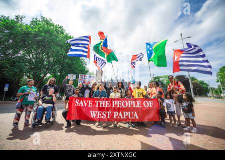 Den Haag, Niederlande. August 2024. Während der Demonstration auf dem Carnegieplein, gegenüber dem Internationalen Gerichtshof (ICJ), halten die Demonstranten ein Banner und Fahnen. Indonesien marschierte 1961 in West-Papua ein. Unter großem pollischem Druck der Vereinigten Staaten wurde West Papua 1963 von Indonesien annektiert. Seitdem kämpft das westpapuanische Volk für seine Freiheit und Unabhängigkeit. Beenden Sie den Kolonialismus im Pazifik. Quelle: SOPA Images Limited/Alamy Live News Stockfoto