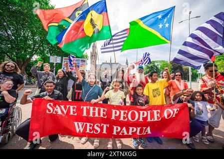 Den Haag, Niederlande. August 2024. Während der Demonstration auf dem Carnegieplein, gegenüber dem Internationalen Gerichtshof (ICJ), halten die Demonstranten ein Banner und Fahnen. Indonesien marschierte 1961 in West-Papua ein. Unter großem pollischem Druck der Vereinigten Staaten wurde West Papua 1963 von Indonesien annektiert. Seitdem kämpft das westpapuanische Volk für seine Freiheit und Unabhängigkeit. Beenden Sie den Kolonialismus im Pazifik. Quelle: SOPA Images Limited/Alamy Live News Stockfoto