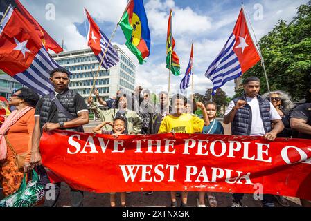 Den Haag, Niederlande. August 2024. Während der Demonstration auf dem Carnegieplein, gegenüber dem Internationalen Gerichtshof (ICJ), halten die Demonstranten ein Banner und Fahnen. Indonesien marschierte 1961 in West-Papua ein. Unter großem pollischem Druck der Vereinigten Staaten wurde West Papua 1963 von Indonesien annektiert. Seitdem kämpft das westpapuanische Volk für seine Freiheit und Unabhängigkeit. Beenden Sie den Kolonialismus im Pazifik. Quelle: SOPA Images Limited/Alamy Live News Stockfoto