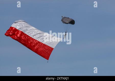 Warschau, Polen. August 2024. Polnische Truppen sahen während einer Militärparade am Polnischen Armeetag in der Wislostrada im Zentrum von Warschau, der Hauptstadt Polens, landen. Die Parade präsentiert über 200 Militäreinheiten der polnischen Armee. Der polnische Präsident Andrzej Duda, Premierminister Donald Tusk und viele andere polnische Politiker beobachteten die Parade. (Foto: Dominika Zarzycka/SOPA Images/SIPA USA) Credit: SIPA USA/Alamy Live News Stockfoto