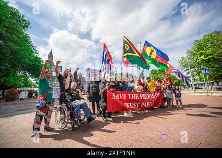 Den Haag, Niederlande. August 2024. Während der Demonstration auf dem Carnegieplein, gegenüber dem Internationalen Gerichtshof (ICJ), halten die Demonstranten ein Banner und Fahnen. Indonesien marschierte 1961 in West-Papua ein. Unter großem pollischem Druck der Vereinigten Staaten wurde West Papua 1963 von Indonesien annektiert. Seitdem kämpft das westpapuanische Volk für seine Freiheit und Unabhängigkeit. Beenden Sie den Kolonialismus im Pazifik. (Foto: Charles M Vella/SOPA Images/SIPA USA) Credit: SIPA USA/Alamy Live News Stockfoto