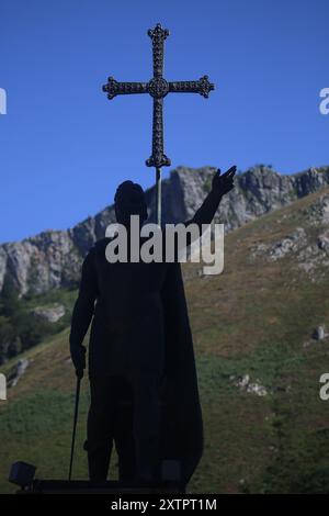 Covadonga, Spanien. August 2024. Die Statue des Königs Don Pelayo während des täglichen Lebens in Onís am 15. August 2024 in Covadonga, Spanien. (Foto: Alberto Brevers/Pacific Press) Credit: Pacific Press Media Production Corp./Alamy Live News Stockfoto