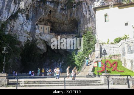 Covadonga, Spanien. August 2024. Allgemeine Ansicht des Heiligtums unserer Lieben Frau von Covadonga während des täglichen Lebens in Onís, am 15. August 2024, in Covadonga, Spanien. (Foto: Alberto Brevers/Pacific Press) Credit: Pacific Press Media Production Corp./Alamy Live News Stockfoto