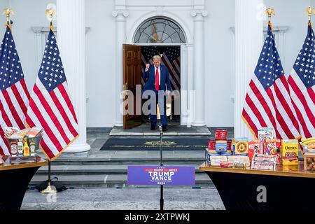 Bedminster, Usa. August 2024. Der ehemalige US-Präsident Donald Trump kommt am Donnerstag, den 15. August 2024, zu einer Pressekonferenz im Trump National Golf Club in Bedminster, New Jersey. Das Familienunternehmen des ehemaligen Präsidenten versucht, Wohnhäuser und Einzelhandelsgeschäfte im Trump National Doral Miami Resort zu bauen, wie Dokumente auf einer Website der Stadt Doral veröffentlicht wurden. Foto: Bing Guan/UPI Credit: UPI/Alamy Live News Stockfoto