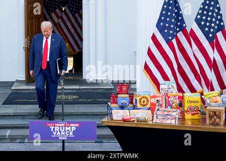 Bedminster, Usa. August 2024. Der ehemalige US-Präsident Donald Trump kommt am Donnerstag, den 15. August 2024, zu einer Pressekonferenz im Trump National Golf Club in Bedminster, New Jersey. Das Familienunternehmen des ehemaligen Präsidenten versucht, Wohnhäuser und Einzelhandelsgeschäfte im Trump National Doral Miami Resort zu bauen, wie Dokumente auf einer Website der Stadt Doral veröffentlicht wurden. Foto: Bing Guan/UPI Credit: UPI/Alamy Live News Stockfoto