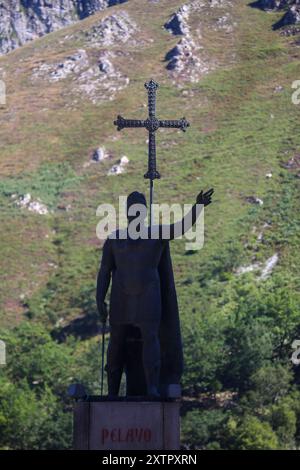 Covadonga, Asturien, Spanien. August 2024. Covadonga, Spanien, 15. August 2024: Die Statue des Königs Don Pelayo während des täglichen Lebens in OnÃ-s, am 15. August 2024 in Covadonga, Spanien. (Kreditbild: © Alberto Brevers/Pacific Press via ZUMA Press Wire) NUR REDAKTIONELLE VERWENDUNG! Nicht für kommerzielle ZWECKE! Stockfoto