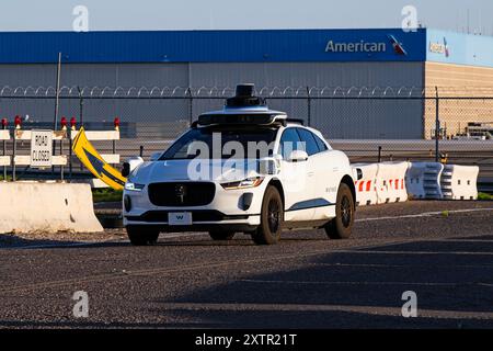 Flughafen Sky Harbor 3-30-2024 Phoenix, AZ USA Waymo-Robotaxi in der Nähe des Flughafens Phoenix Aky Harbor Stockfoto