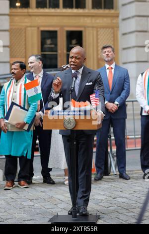 New York, USA, 15. August 2024 – der Bürgermeister von New York, Eric Adams, hielt bei einer speziellen Flaggenhetzungszeremonie im Bowling Green Park, Manhattan, zum Indischen Unabhängigkeitstag herzliche Worte. Die Veranstaltung, die von lebhaften kulturellen Darbietungen und der Anwesenheit wichtiger Gemeindeführer geprägt war, unterstrich die tiefen Beziehungen zwischen New York City und der indischen Gemeinde. Foto: Luiz Rampelotto/EuropaNewswire Stockfoto