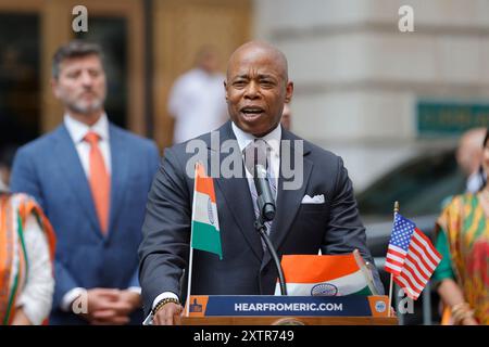 NY, USA. August 2024. New York, USA, 15. August 2024 – der Bürgermeister von New York, Eric Adams, hielt bei einer speziellen Flaggenhetzungszeremonie im Bowling Green Park, Manhattan, zum Indischen Unabhängigkeitstag herzliche Worte. Die Veranstaltung, die von lebhaften kulturellen Darbietungen und der Anwesenheit wichtiger Gemeindeführer geprägt war, unterstrich die tiefen Beziehungen zwischen New York City und der indischen Gemeinde. Foto: Luiz Rampelotto/EuropaNewswire. (Kreditbild: © Luiz Rampelotto/ZUMA Press Wire) NUR REDAKTIONELLE VERWENDUNG! Nicht für kommerzielle ZWECKE! Stockfoto