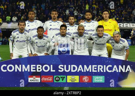 Buenos Aires Stadt am 15. August 2024. Die brasilianischen Cruzeiro-Spieler posieren für ein Foto vor dem Achtelfinale der Copa Sudamericana am 15. August 2024 im Stadion La Bombonera in Buenos Aires. Stockfoto