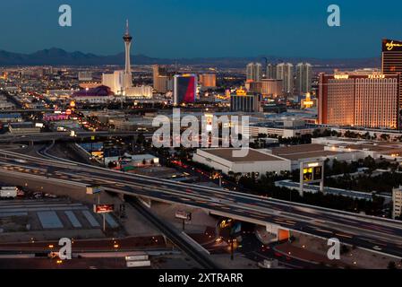 Die Lichter der Kasinohotels am Las Vegas Strip, einschließlich der Stratosphere, Stardust und Treasure Island Hotels, um 2006. Stockfoto