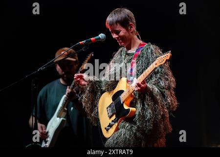 GREEN MAN FESTIVAL, BRECON, WALES, Vereinigtes Königreich – 15. AUGUST 2024: Sängerin Liz Lawrence spielt auf der Far Out Stage. Tag eins des Green man Festivals 2024 im Glanusk Park, Brecon, Wales. Foto: Rob Watkins/Alamy Live News. Stockfoto