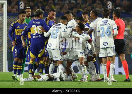 Buenos Aires Stadt am 15. August 2024. Die argentinischen Boca Juniors und die brasilianischen Cruzeiro-Spieler streiten sich am 15. August 2024 im 1. Legspiel der Copa Sudamericana Runde im La Bombonera Stadion in Buenos Aires. Stockfoto