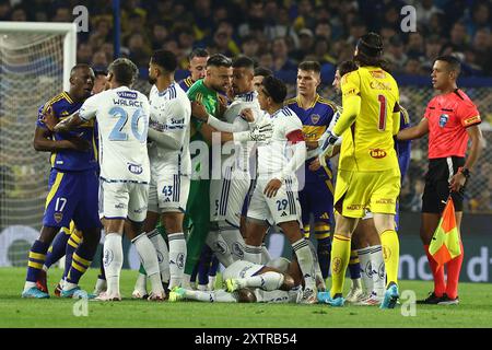 Buenos Aires Stadt am 15. August 2024. Die argentinischen Boca Juniors und die brasilianischen Cruzeiro-Spieler streiten sich am 15. August 2024 im 1. Legspiel der Copa Sudamericana Runde im La Bombonera Stadion in Buenos Aires. Stockfoto