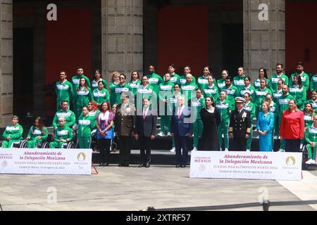 (L-R) Minister der mexikanischen Armee Luis Cresencio Sandoval, Regierungschef Marti Batres, mexikanischer Präsident Andres Manuel Lopez Obrador, die Direktorin der Nationalen Kommission für körperliche Kultur und Sport Mexikos (CONADE) Ana Gabriela Guevara und der mexikanische Marineminister Rafael Ojeda Duran posierten mit den mexikanischen paralympischen Athleten während der Flaggenzeremonie für die mexikanischen paralympischen Athleten, die an den Paralympischen Spielen in Paris 2024 teilnehmen werden, im Nationalpalast. Am 15. August 2024 in Mexiko-Stadt. (Foto: Carlos Santiago/Eyepix Group) Stockfoto