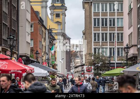 Bild einer Fußgängerzone in Düsseldorf, Deutschland, mit Bars, Restaurants und Gebäuden im Stadtzentrum. Düsseldorf ist eine westdeutsche Stadt Stockfoto